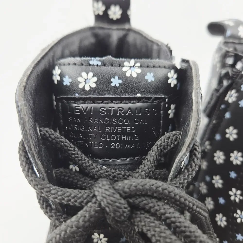 Levis charming pair